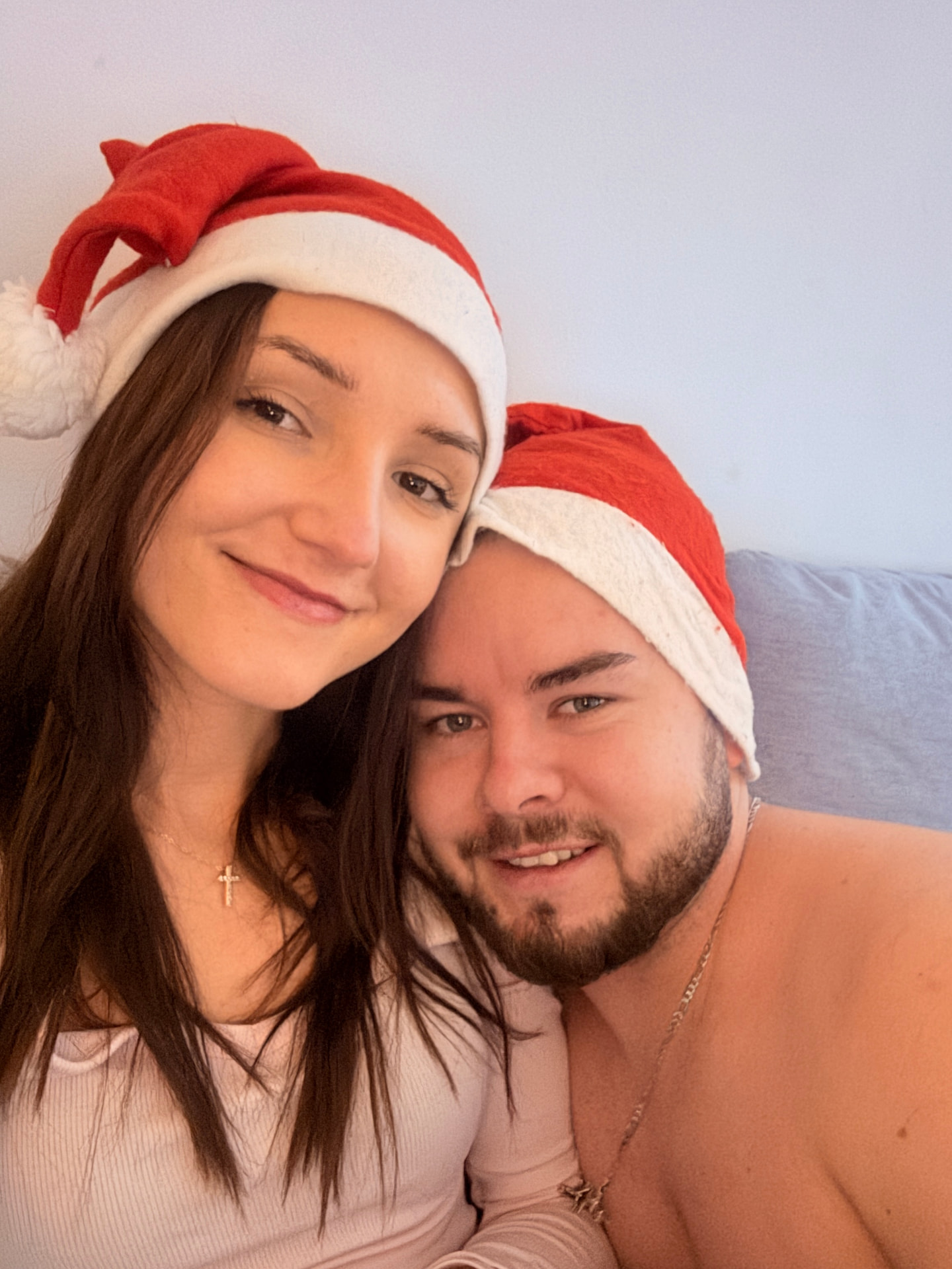 Patryk i Patrycja w świątecznych czapkach