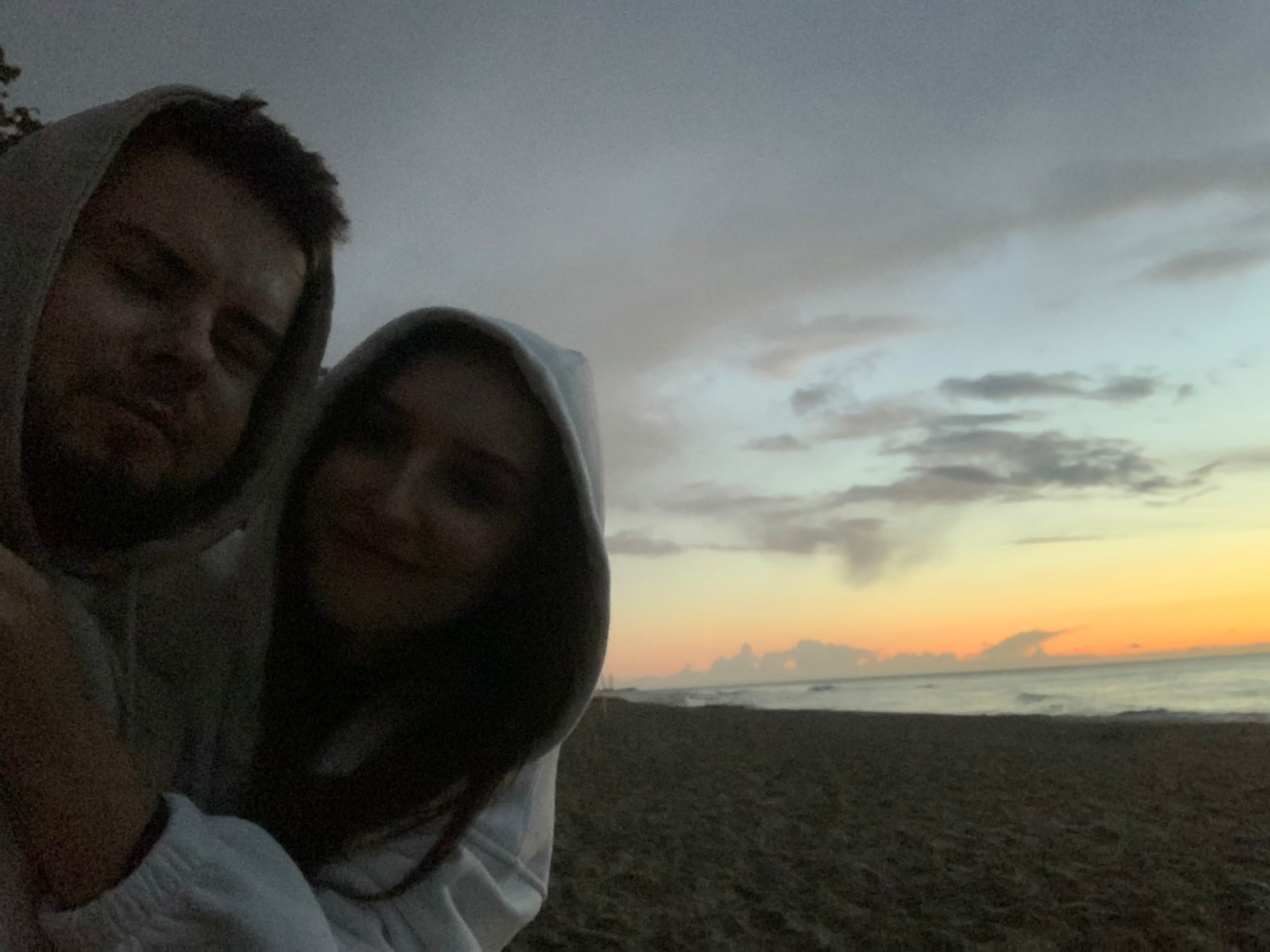 Patryk i Patrycja na plaży o zachodzie słońca